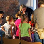 Künstlerin Margrit Wischnewski spielt Puppentheater im Kulturforum