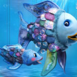 Lumis Familienpreview | Der Regenbogenfisch - Die Augsburger Puppenkiste bringt den kleinen Fisch auf die große Leinwand